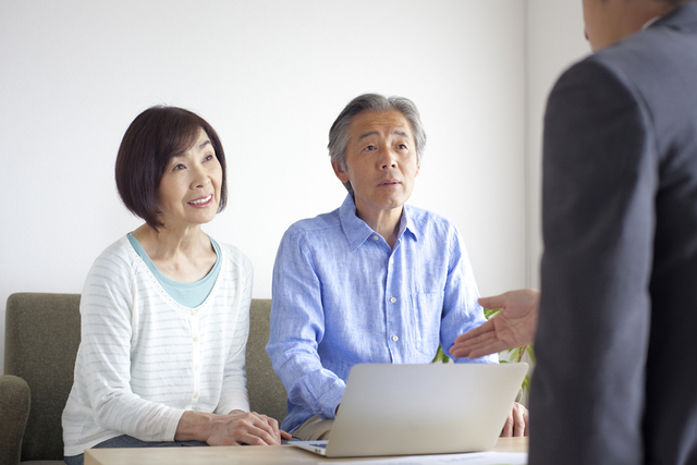 シニア起業した夫婦のイメージ写真