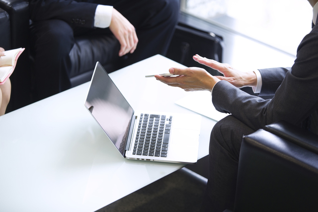 信用保証協会を融資相談をする一般社団法人の理事のイメージ